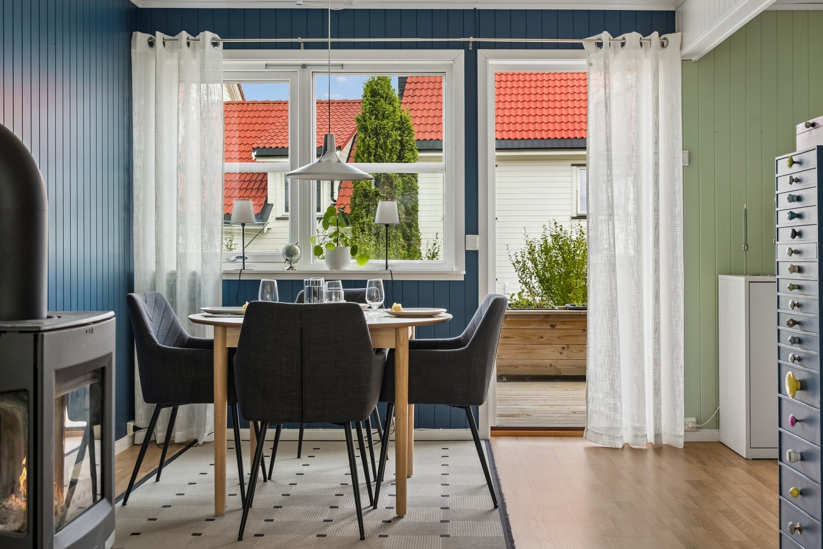 Store vindusflater for gjennomående dagslys i hele rommet og på kjøkken. Galleribilde