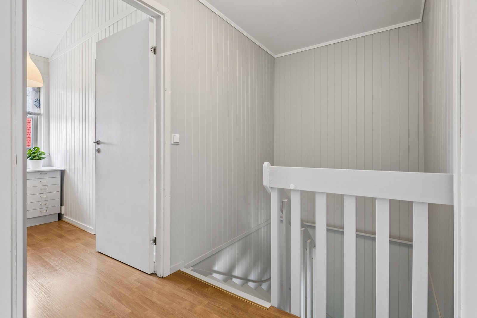 Det er lave felleskostnader i et godt velholdt borettslag. Felleskostnader inkluderer bla. renter, avdrag, internett, TV, kommunale avgifter, utvendig forsikring mv. Galleribilde