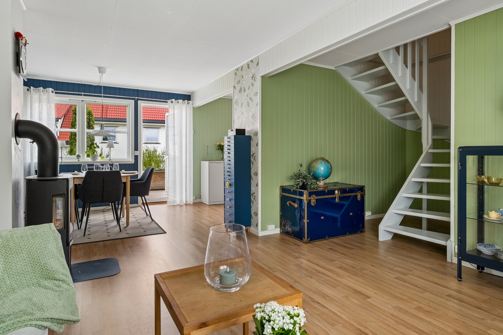 Her får man endebeliggenhet i Momarka. Dette gir en rolig plassering i et etablert boområde, med kort vei til Moan, Levanger sentrum, skoler, barnehager, lekeplasser og bussforbindelse. Galleribilde