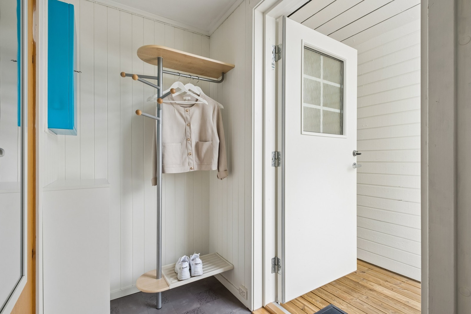 Inngangsparti hvor man har direkte inngang til separat toalett. Det er eller plass til klesavheng eller garderobe. Galleribilde