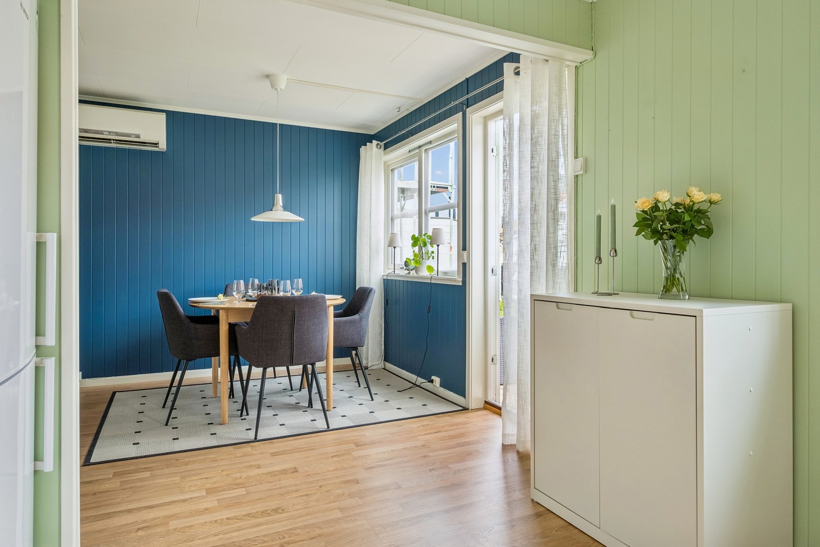 Det er ved oppussing endret på planløsning slik at man får en mer bruksvennlig og praktisk løsning. Dette gir også masse lys mellom kjøkken og stue. Galleribilde