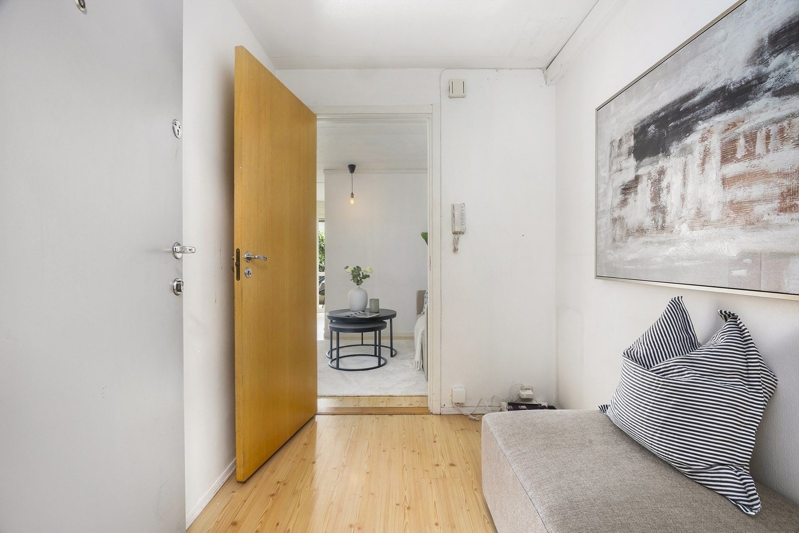Lys entré med plass til garderobe for oppbevaring. Galleribilde