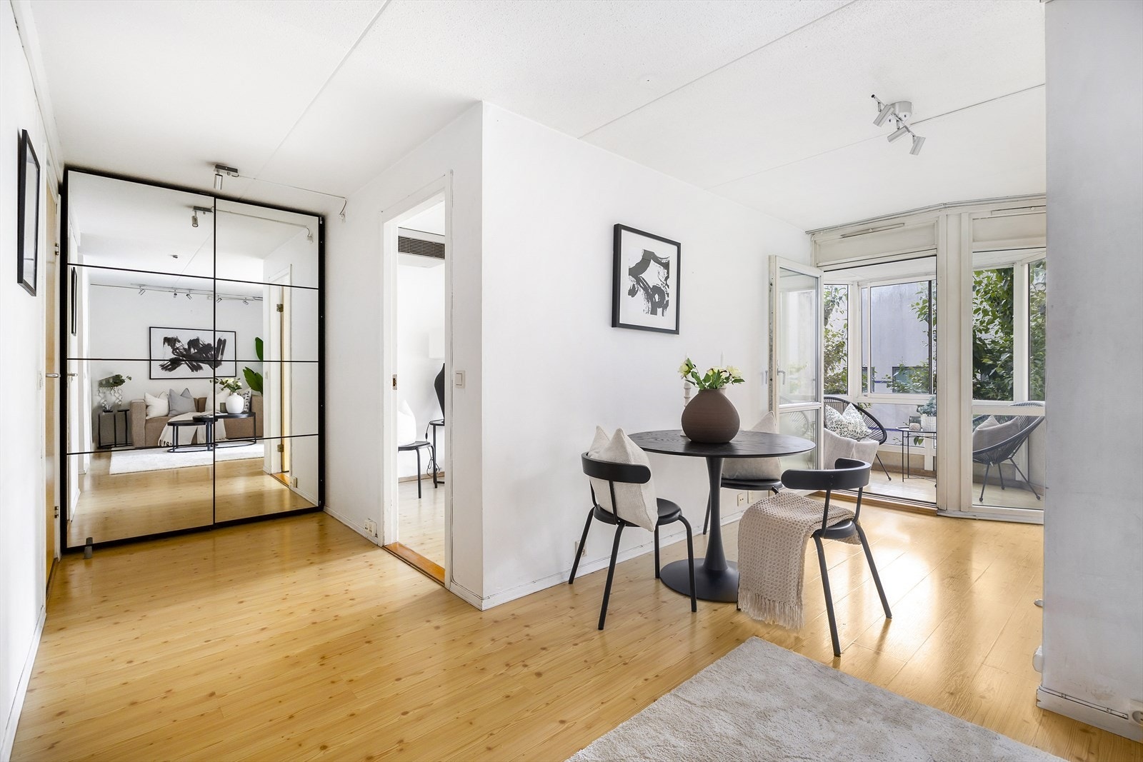 Plass til sofamøblement og spisebord. Galleribilde