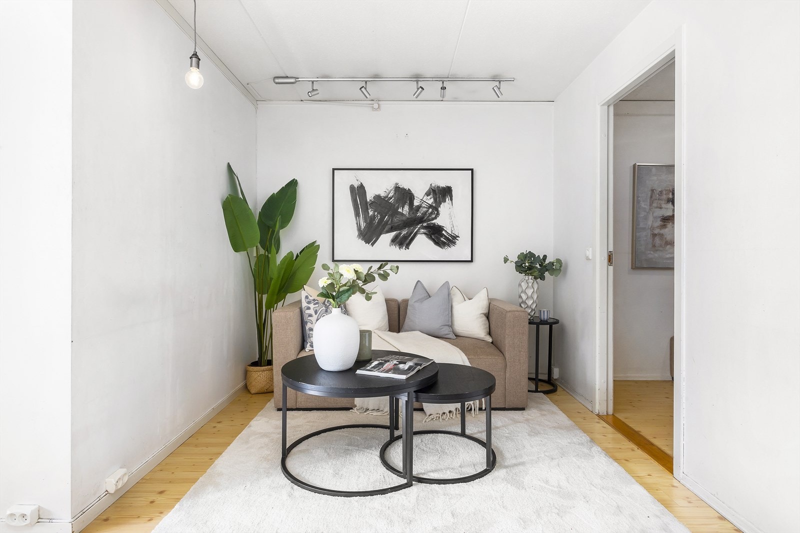 Plass til sofa i naturlig avstand fra TV med tilhørende møblement. Galleribilde