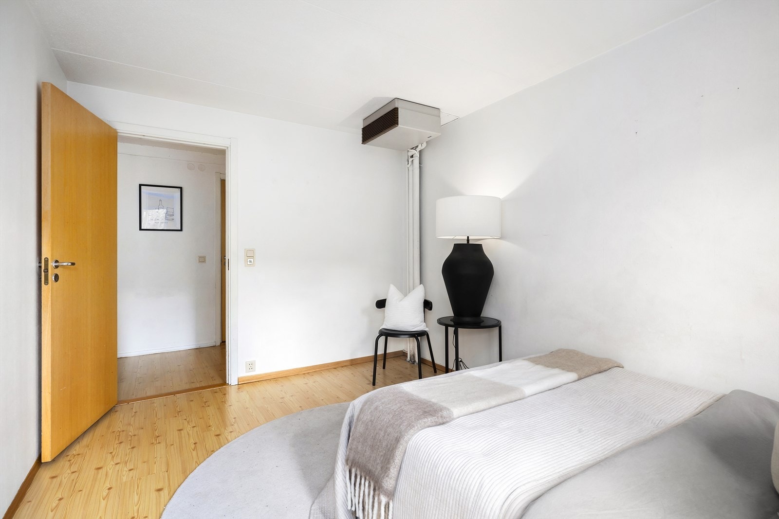 Plass til dobbeltseng, nattbord og annet soveromsmøblement. Galleribilde