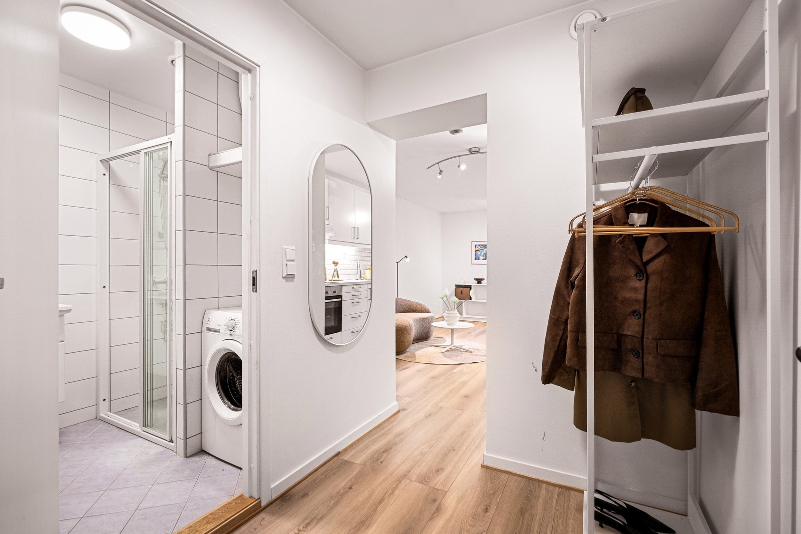 Entré med plass til jakkeoppheng og skohyller Galleribilde