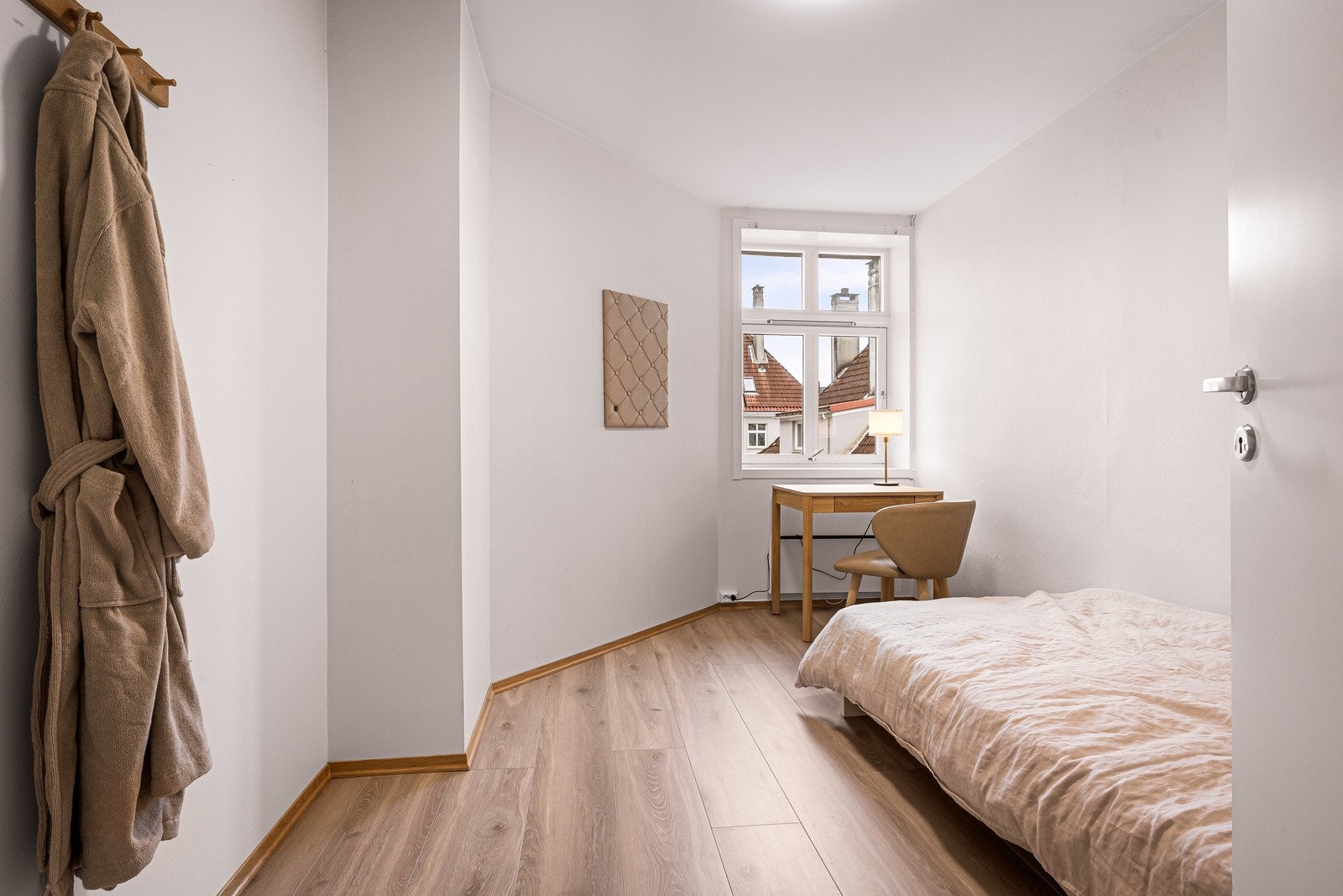 Plass til seng og garderober Galleribilde