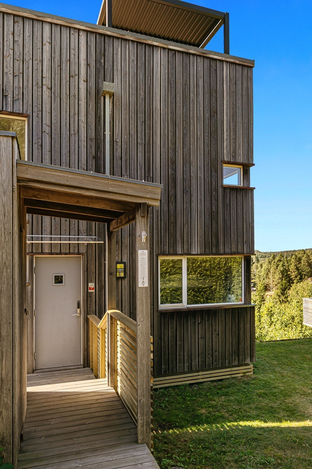Fritidsboligen går over 2 plan. Galleribilde