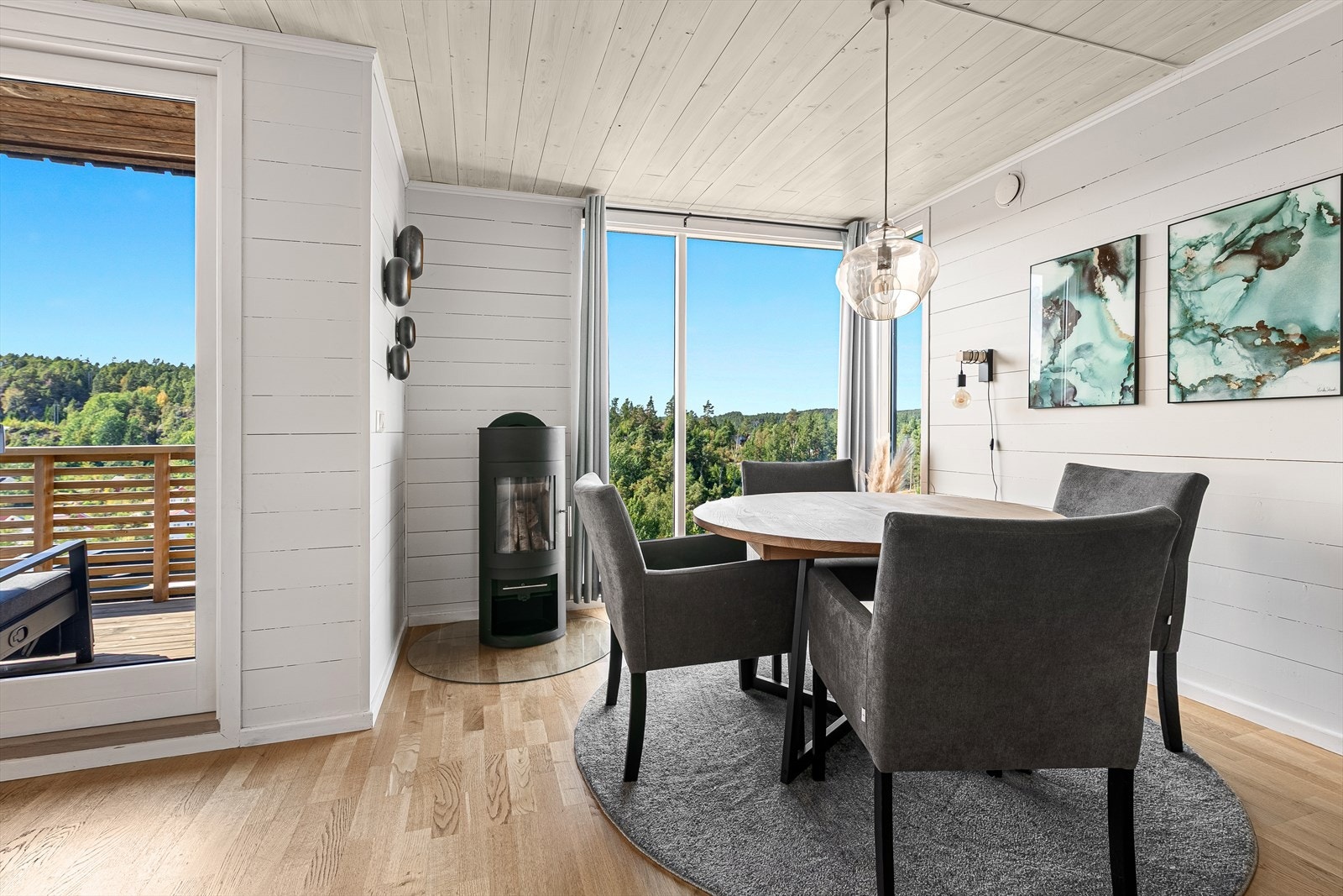 Fra stuen er det utgang til veranda, som videre fører opp til fritidsboligens takterrasse. Galleribilde