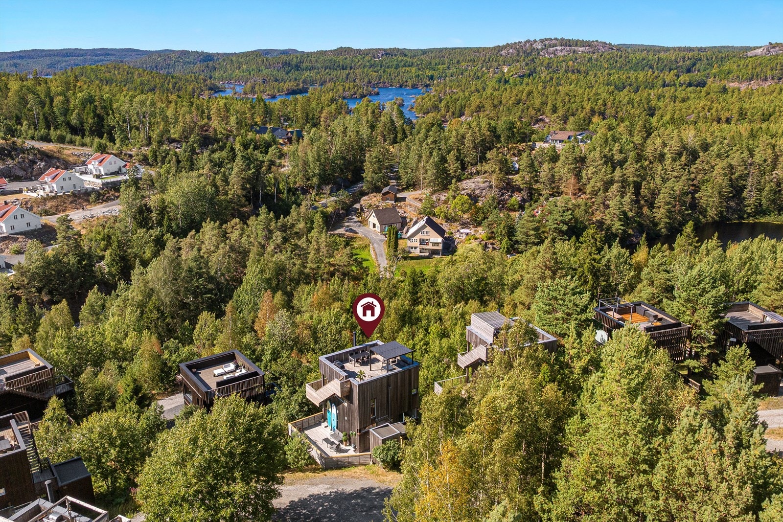 Hytta ligger i tilknytning til Jegertunet Feriesenter, som tilbyr overnatting, landhandel og fasiliteter som badebasseng, tennisbane, treningssenter, kafé osv. Galleribilde
