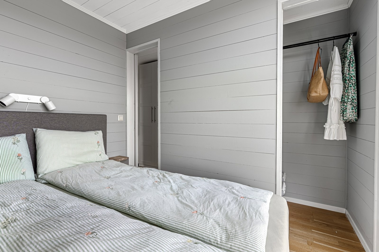 Hovedsoverommet har god plass til dobbeltseng, og en liten "walk-in" garderobe. Galleribilde