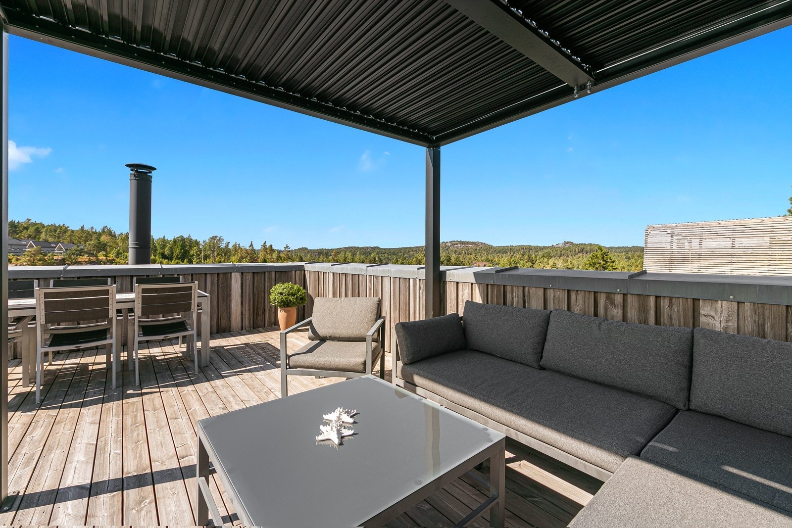 Fra fritidsboligens takterrasse er det fin utsikt. Galleribilde