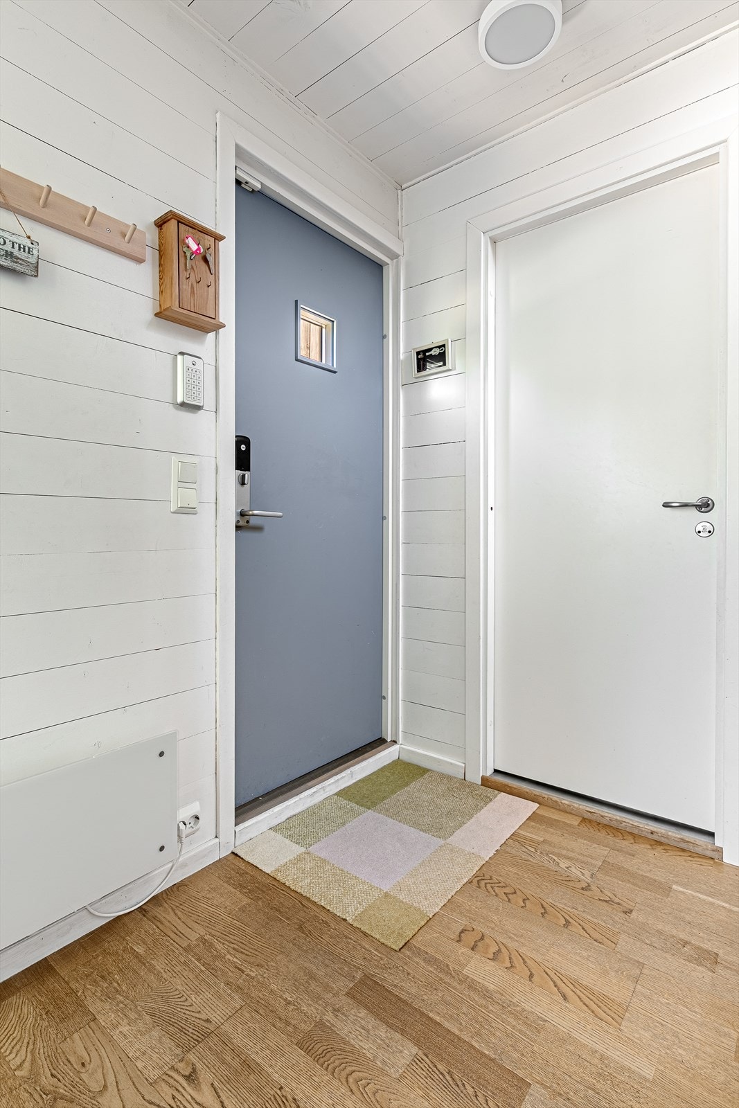 1. etg. inneholder trapperom/mellomgang, bad/vaskerom, 4 soverom m/7 - 9 sengeplasser, bod under trappen. Galleribilde