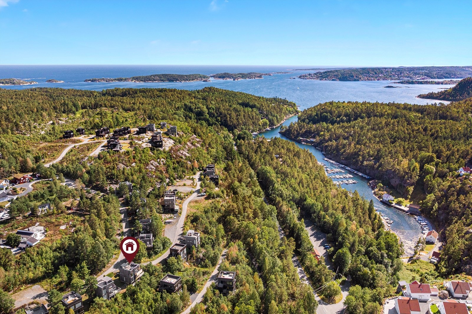 Stilig funkishytte med takterrasse, gode solforhold, sjøglimt og 4 soverom. Galleribilde