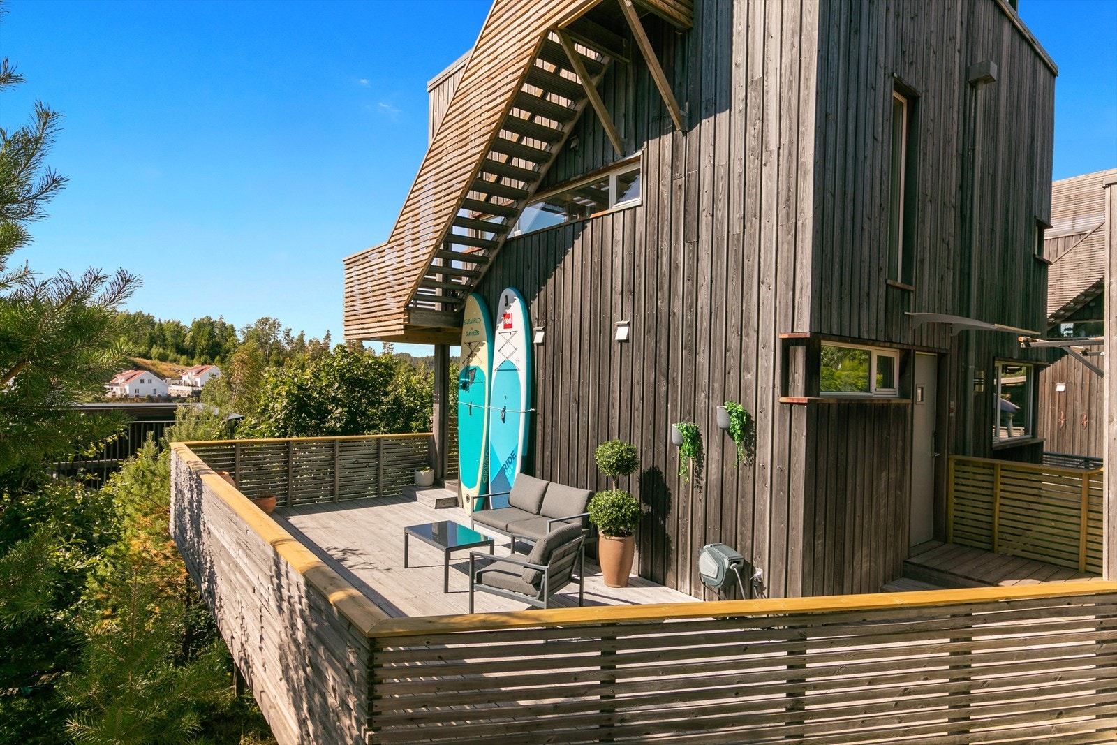 Hytta har 3 terrasser, en ved inngangsparti, en ved utgang fra kjøkken/stue i 2. etg og stor takterrasse på ca 38 kvm Galleribilde
