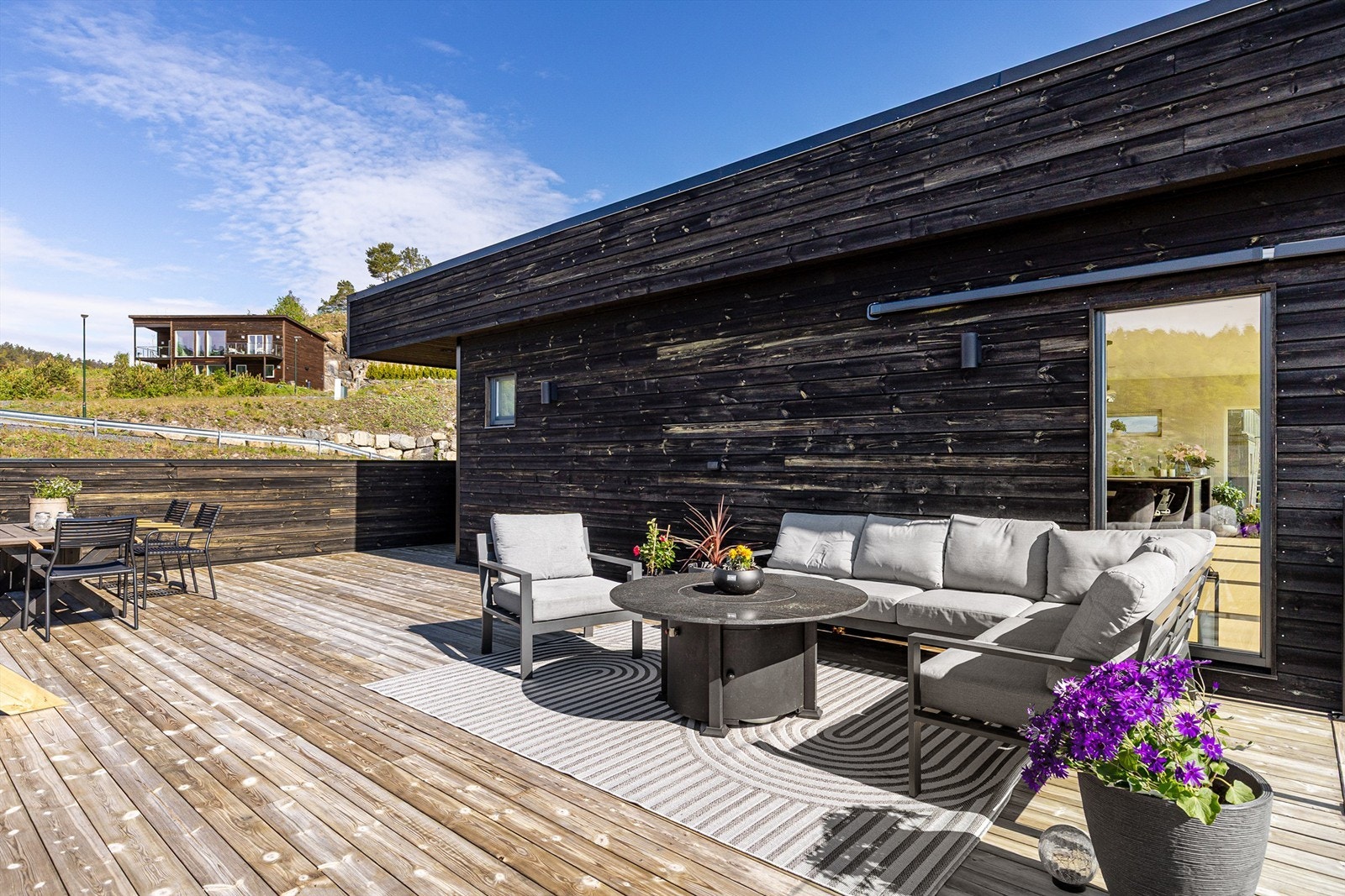 Stor takterrasse med sol fra morgen til kveld. Galleribilde