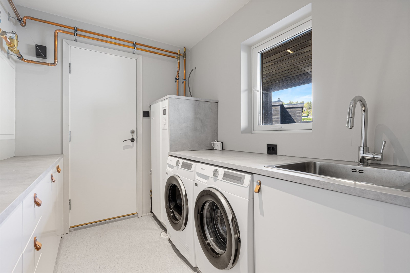 Vaskerom/teknisk rom med tilgang til garasjen. Galleribilde