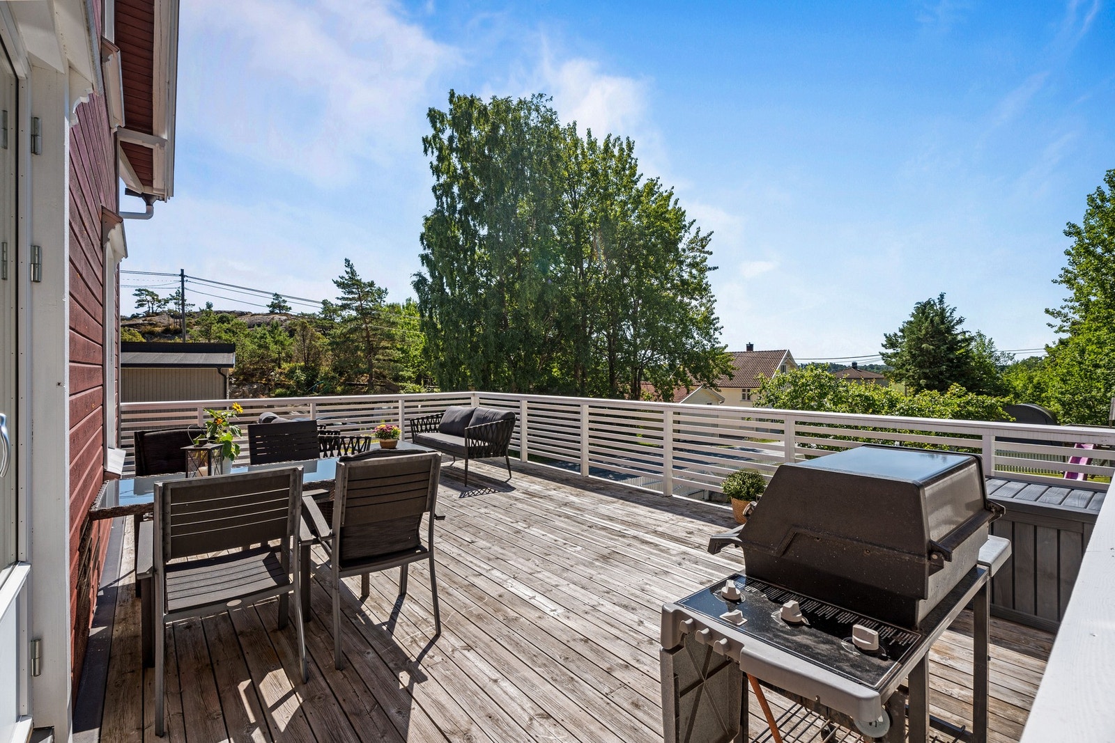 Boligen har en sydvendt veranda på 33 kvadratmeter. Det er sjøgløtt fra verandaen, i tillegg til kjøkkenvindu og fra ett av soverommene. Galleribilde