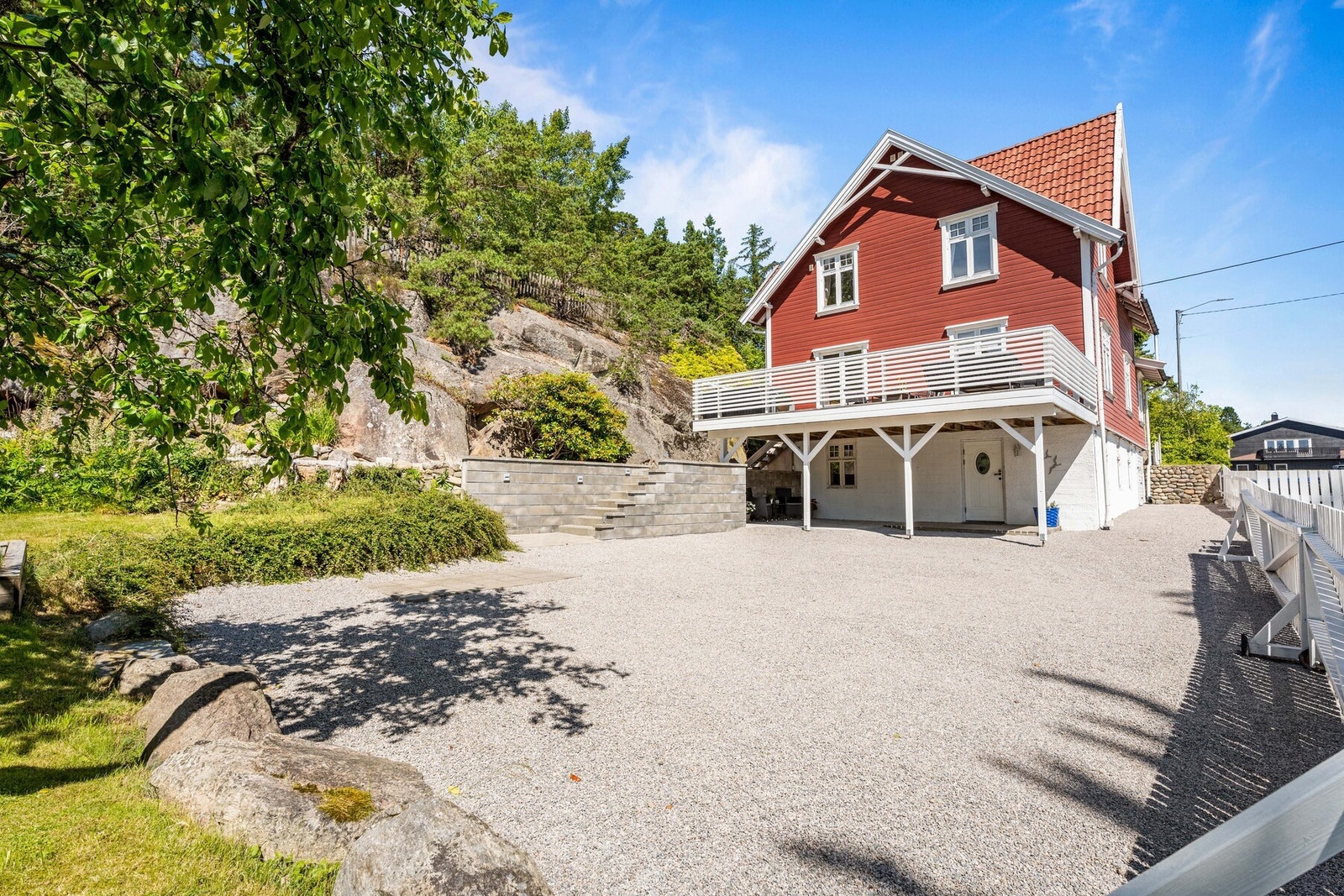En innholdsrik enebolig i Ullerøy. Underetasjen har egen inngang ut mot gårdsplassen. Galleribilde