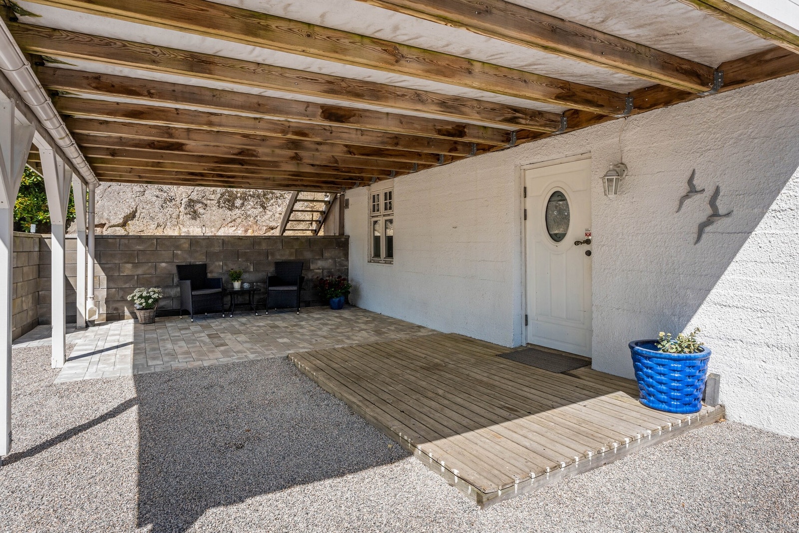 God plass til utemøbler under verandaen. Galleribilde