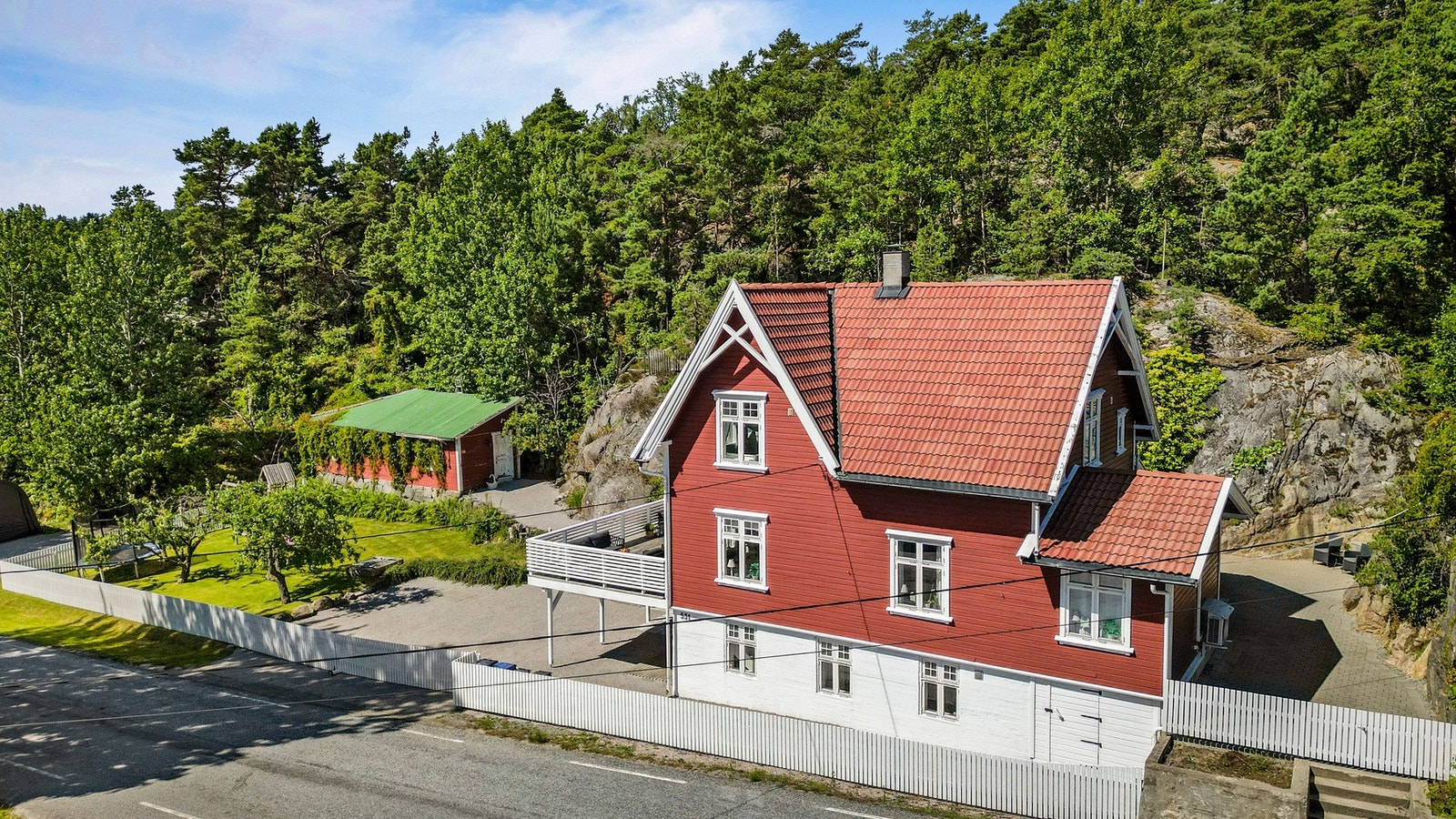 Boligen er oppført på en stor, eiet tomt på 1,6 mål. Galleribilde