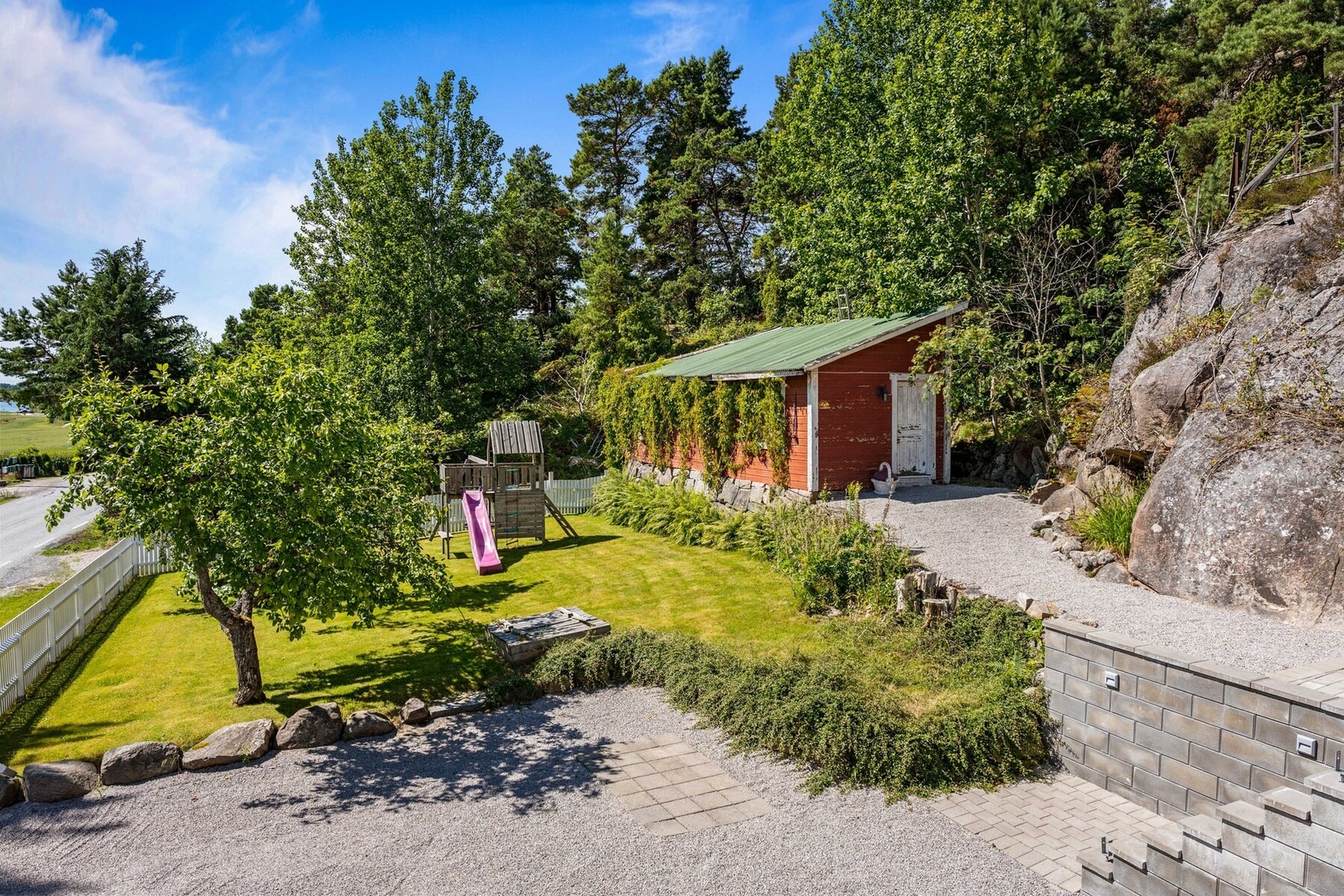 Eiendommen har en pent opparbeidet tomt med fin hage. og stor gårdsplass. Galleribilde