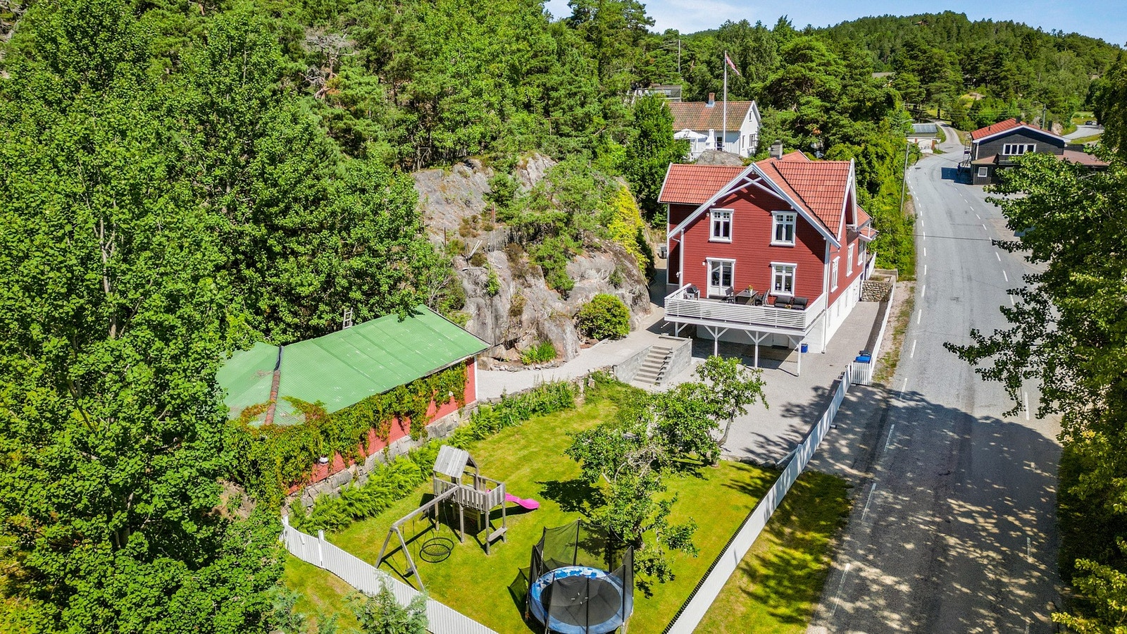 En innholdsrik og romslig enebolig med godt potensial for barnefamilien. Velkommen til visning. Galleribilde