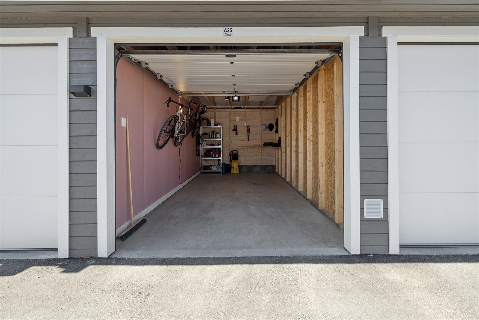 Parkering for en bil i felles nyere garasjerekke med el.billader og lagrinsplass/hems. Galleribilde