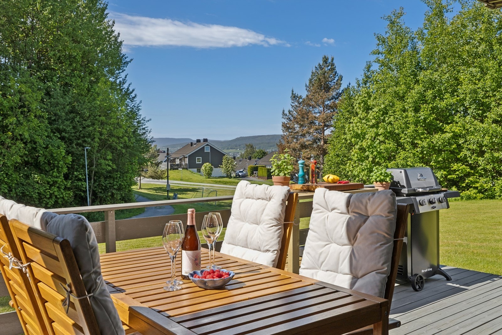 Fra stuen er det utgang til en solrik, vestvendt terrasse med hyggelig utsyn utover borettslagets flotte grøntarealer. Galleribilde