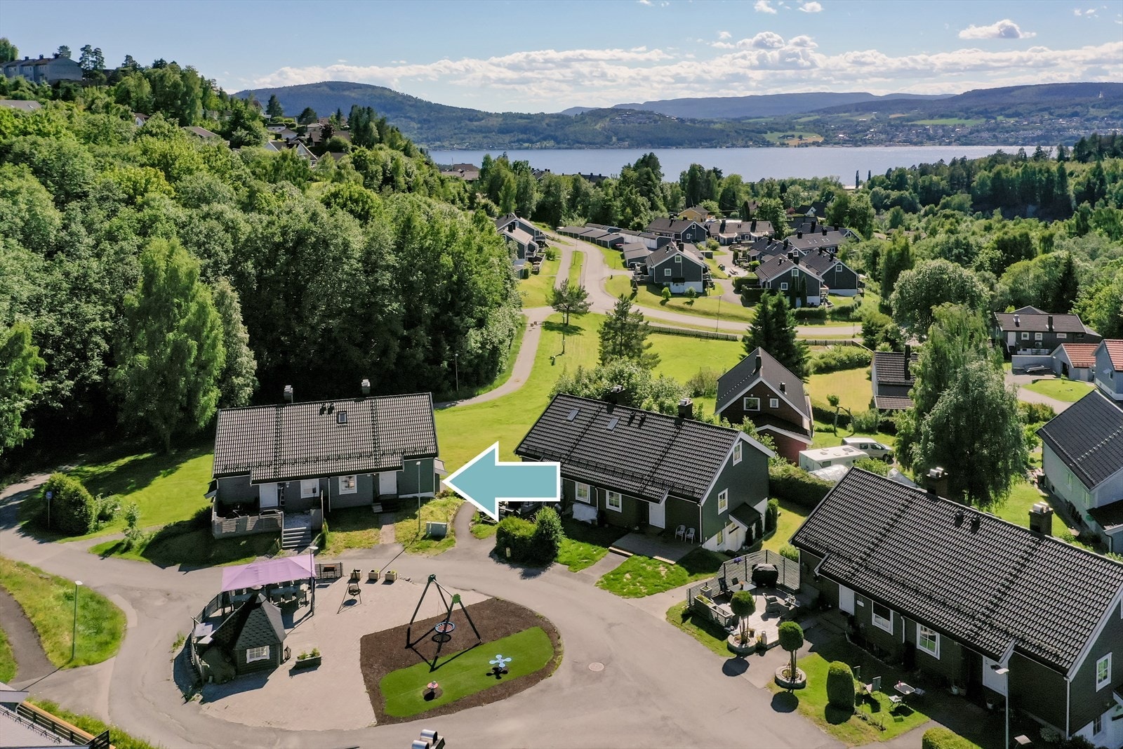 Fra leiligheten er det kort avstand til skoler, barnehager, offentlig kommunikasjon, flotte friluftsområder, samt et rikt utvalg av servicetilbud og fasiliteter. Her bor du sentralt, samtidig tilbaketrukket med turmuligheter rett utenfor døren. Galleribilde