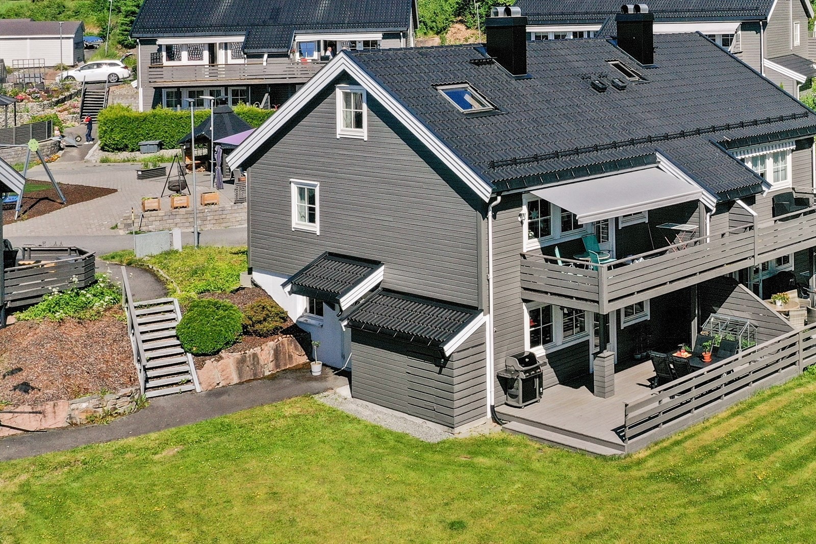 Meget solrikt og rolig beliggende med friareal som nærmeste nabo. Galleribilde