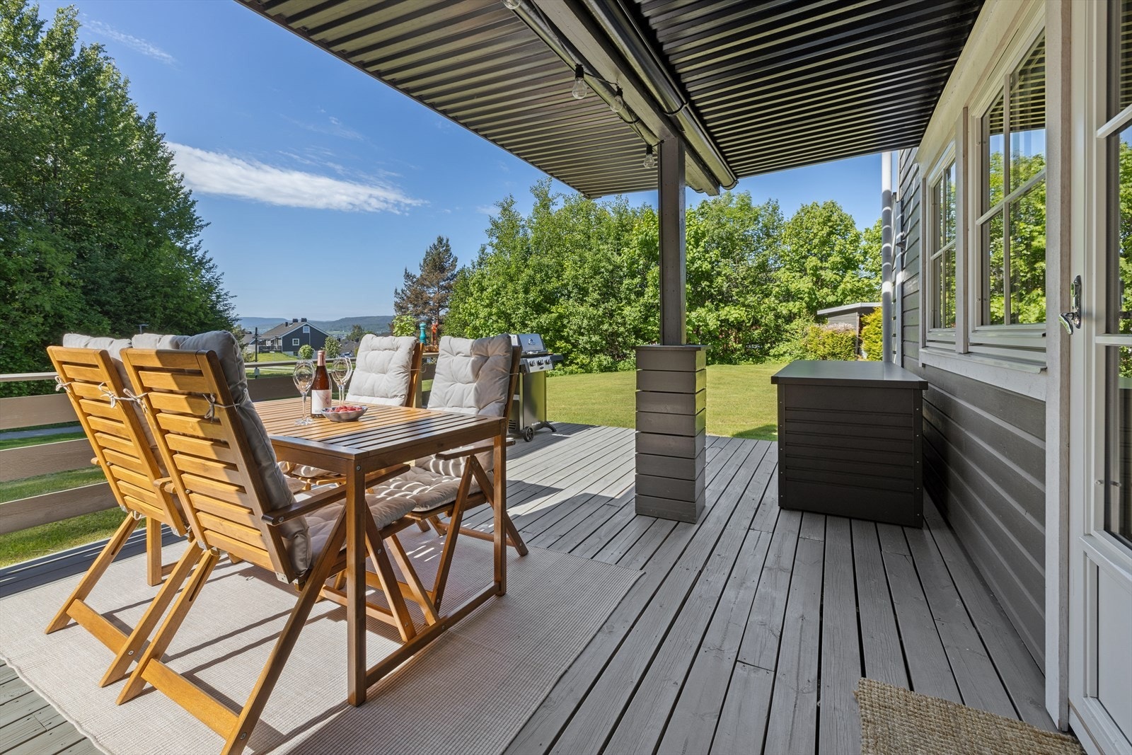 En stor terrasse som gir rom for å ha ulike soner med sittegrupper. Galleribilde