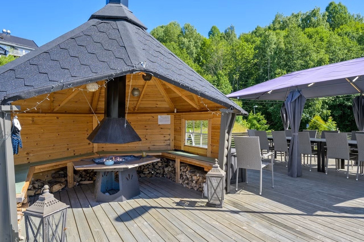 Borettslaget har oppgradert fellesområdet med grill, bålpanne, sitteplasser og paviljong. Galleribilde