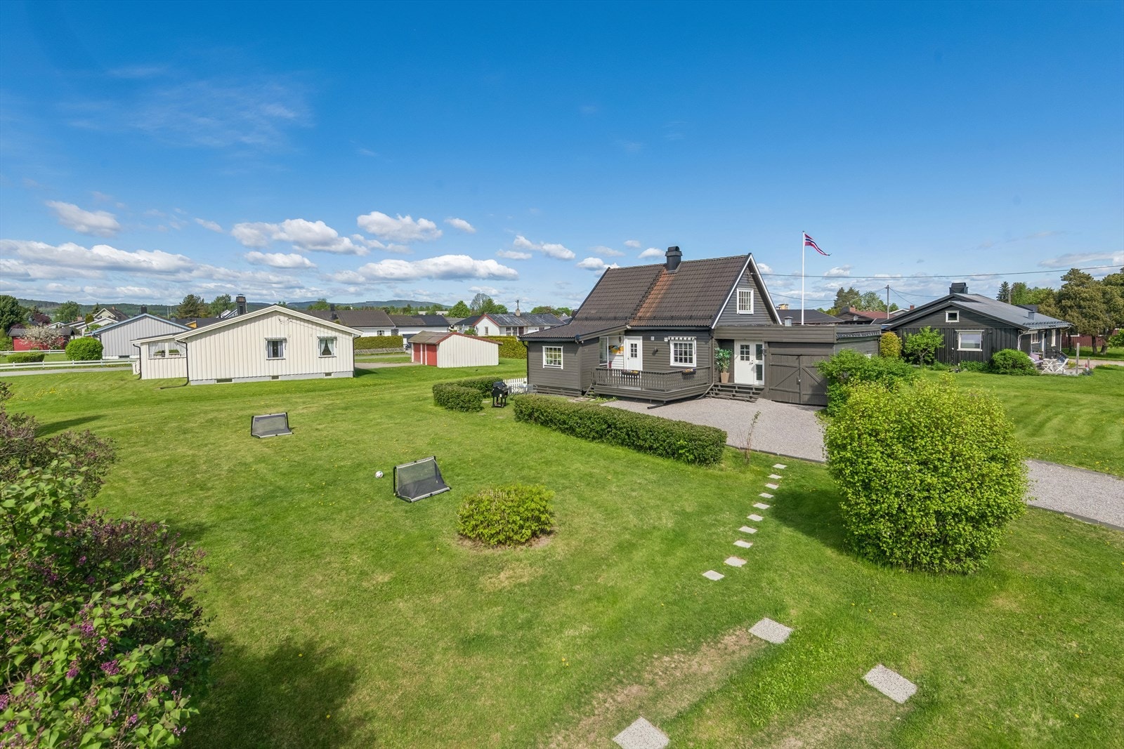 Romslig og pent opparbeidet tomt. Galleribilde