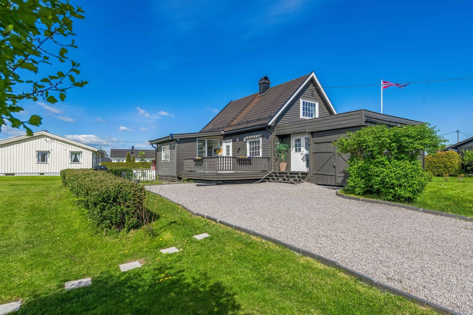 Boligen har god beliggenhet med nærhet til skole, barnehage, Gruehallen og idrettsanlegg med flere fotballbaner. Galleribilde