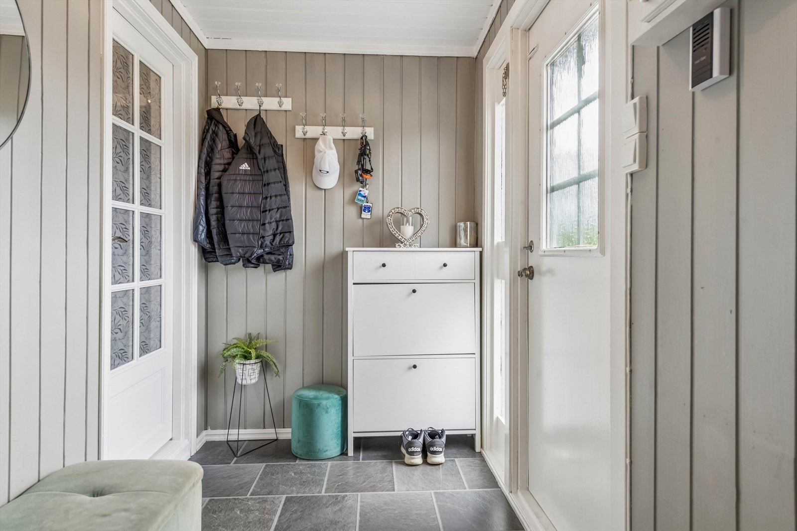 Velkommen inn! Entré med dør inn til badet. Galleribilde