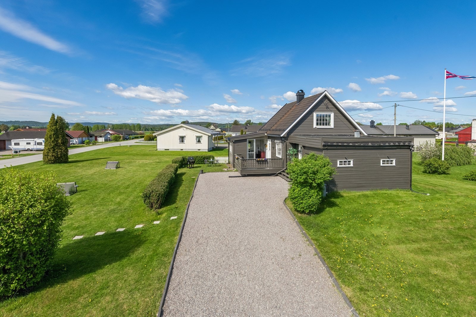 Eneboligen ligger på det barnevennlige boligfeltet Vollermoen. Galleribilde