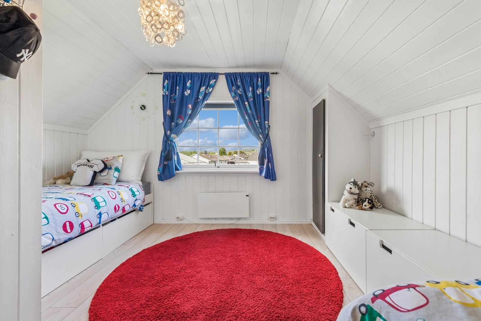 Lyst og romslig soverom med god plass til seng og oppebevaringsmøbler. Galleribilde