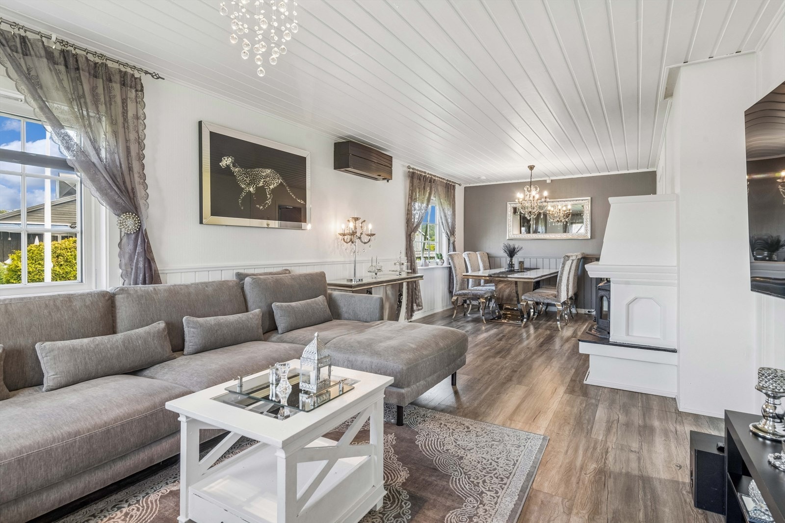 Boligen er malt i nøytrale fargetoner, noe som gjør det enkelt å innrede for de fleste. Galleribilde
