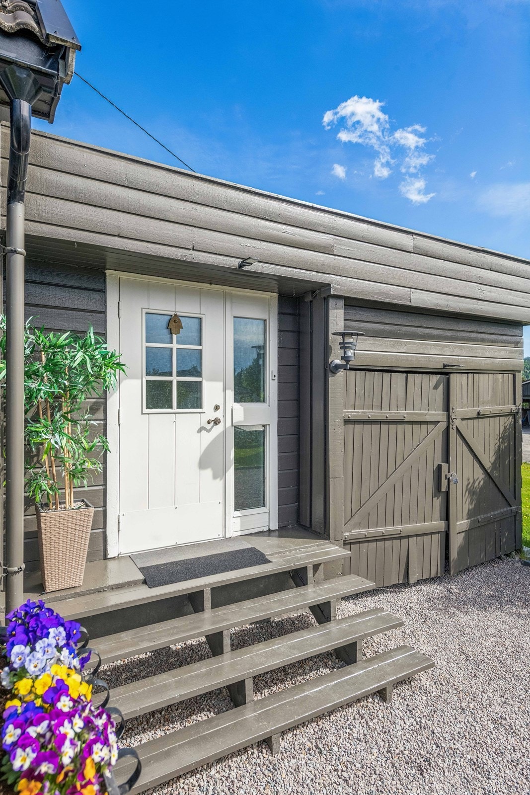 Eneboligen ble bygget i 1950, men ble i 1975 tilbygget inngangsparti m/bad og en enkel garasje. Galleribilde