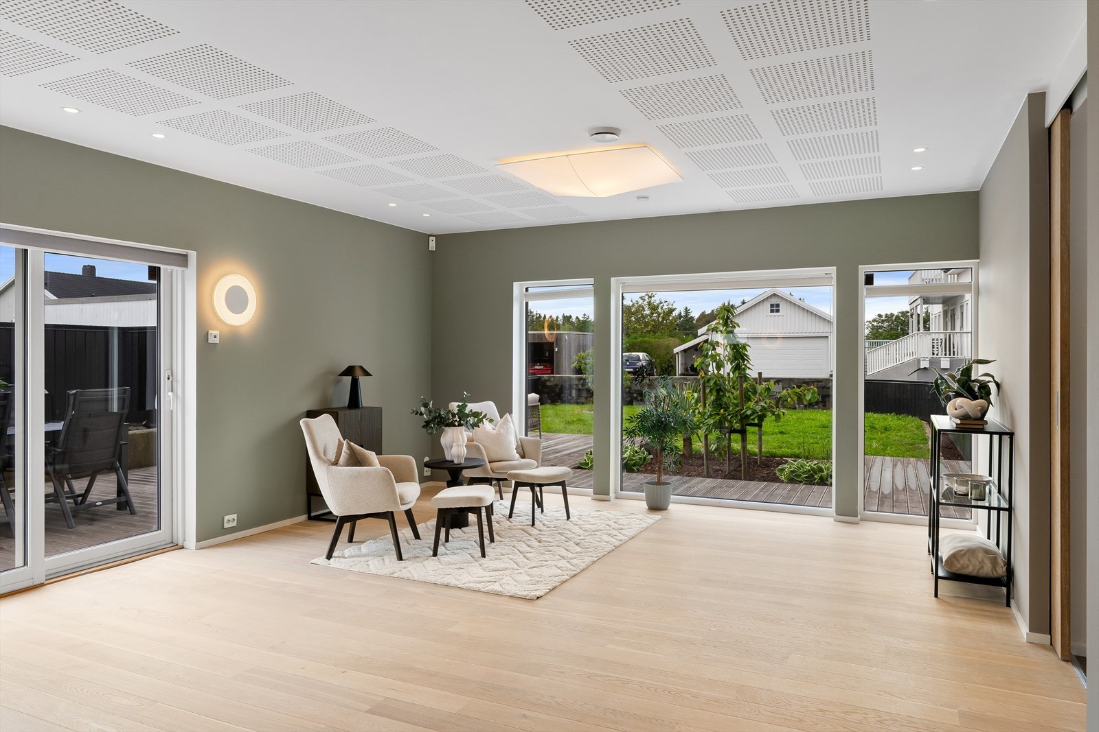 Store vinduer som gir godt med naturlig lys Galleribilde