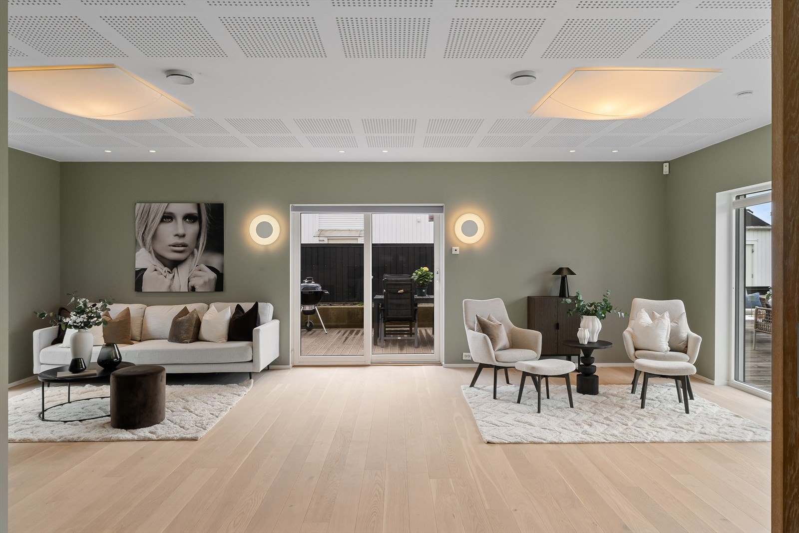 Stor stue med god plass til flere sittegrupper Galleribilde