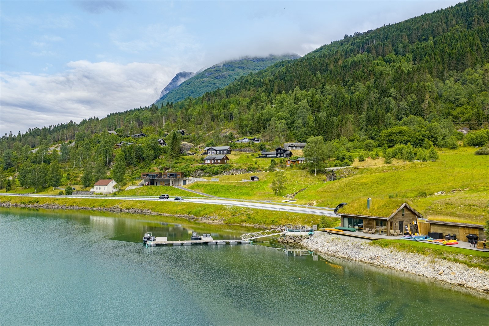 Et sted for gode øyeblikk - enten du søker aktivitet ved vannet/fjellet eller avslapning Galleribilde