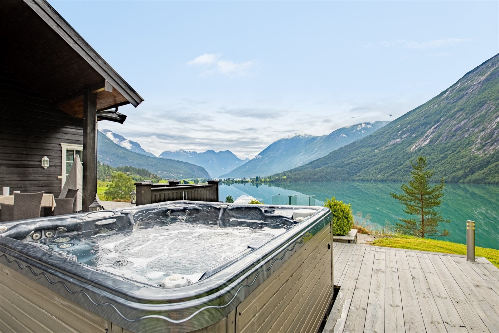 Jacuzzi som følger salget - Finn roen med denne utsikten Galleribilde