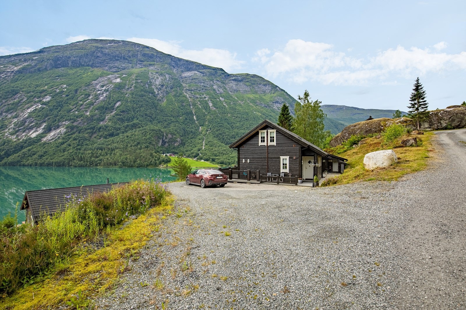 Gruset parkering med god plass til flere biler Galleribilde