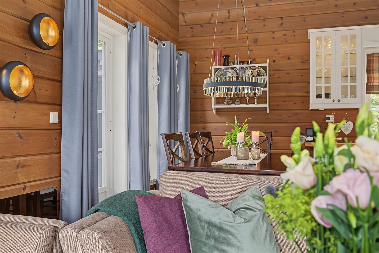 En spisestue som inviterer til måltider med hygge Galleribilde