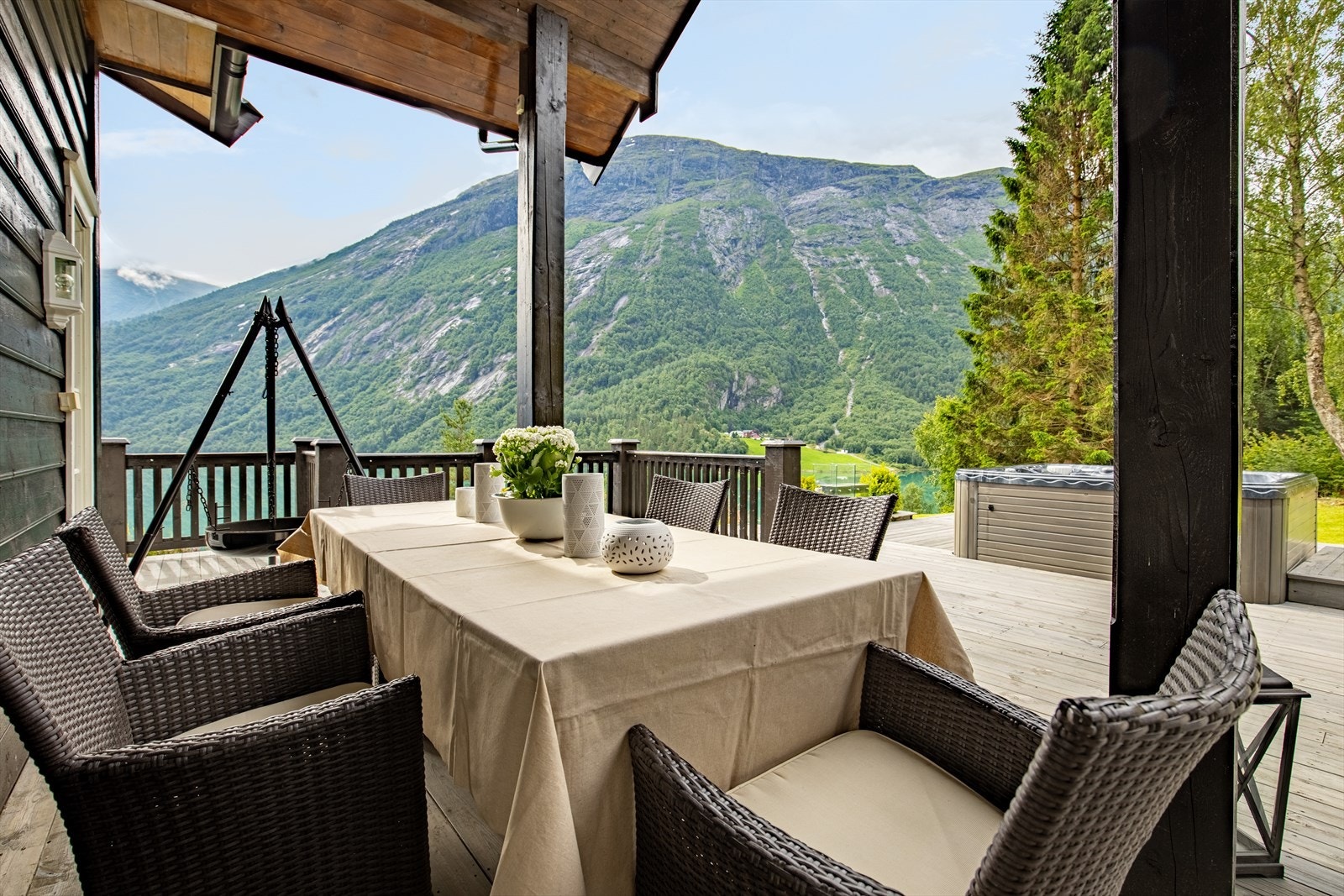 Stor terrasse med overbygg, med plass til å samle hele familien til grilling Galleribilde