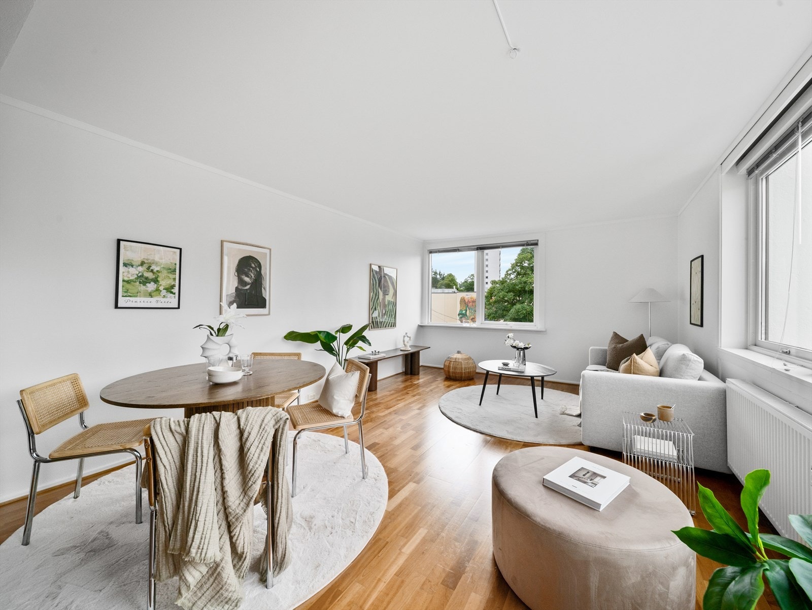 Stuen er åpen og moderne med lysmalte overflater. Galleribilde