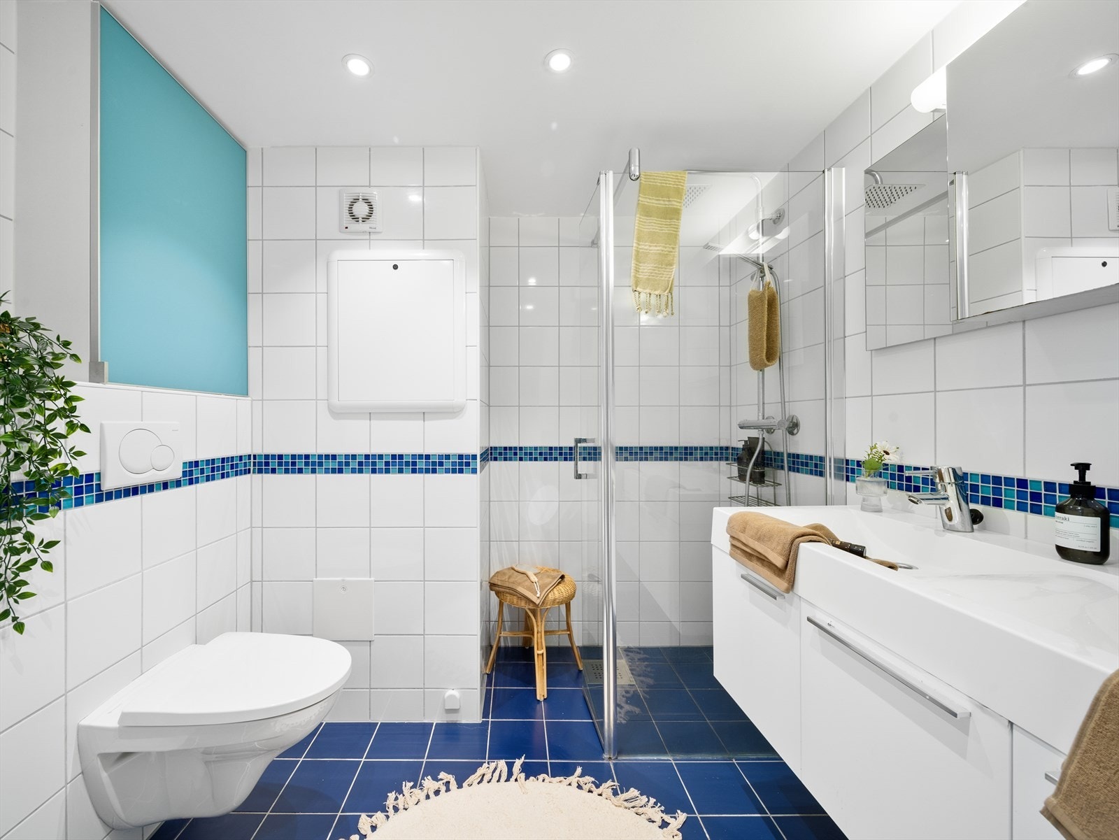 Badet er flislagt og var pusset opp i 2011 Galleribilde