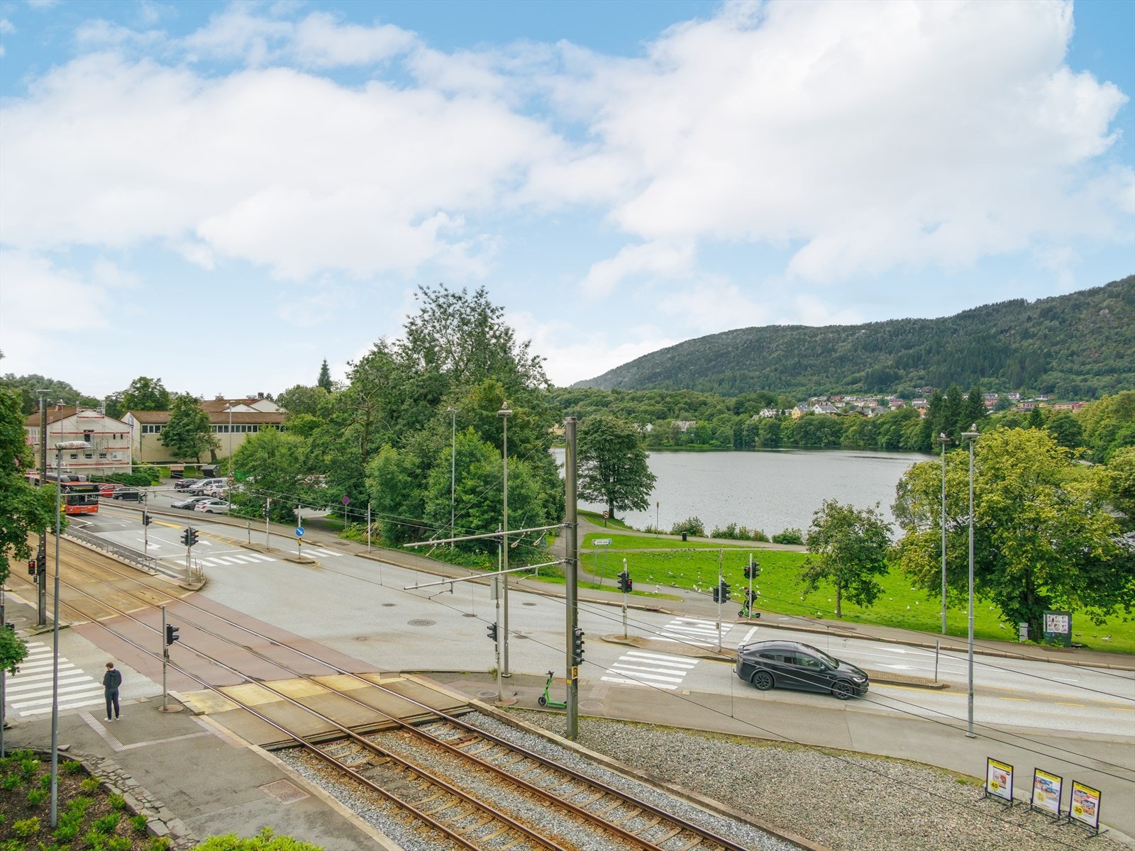 Fra leilighetens altan kan man virkelig nyte den flotte utsikten over bl.a.Tveitevannet og videre mot Løvstakken Galleribilde